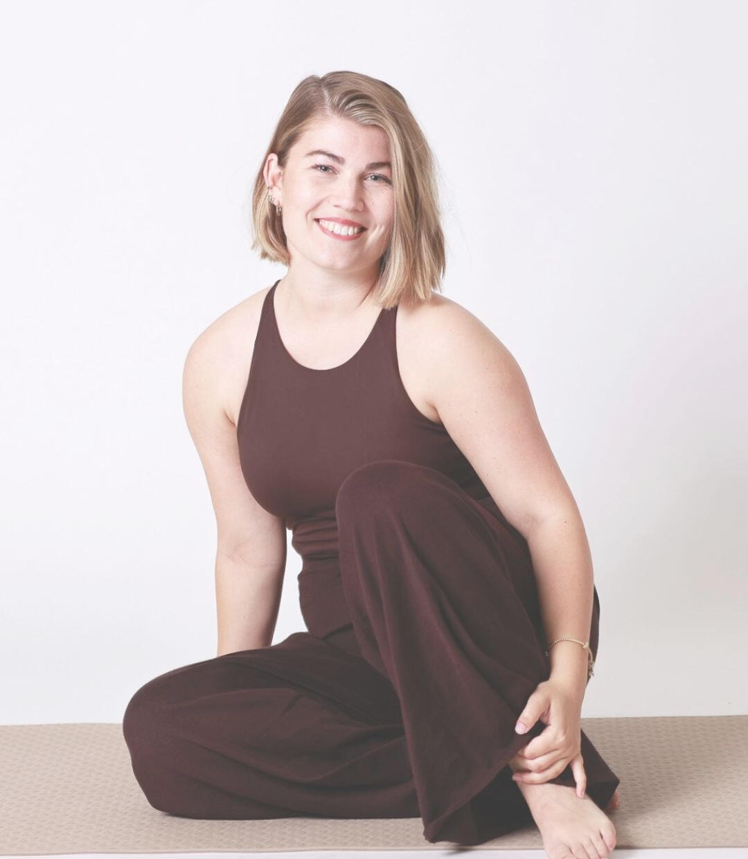 Yogasitz auf der Yogamatte